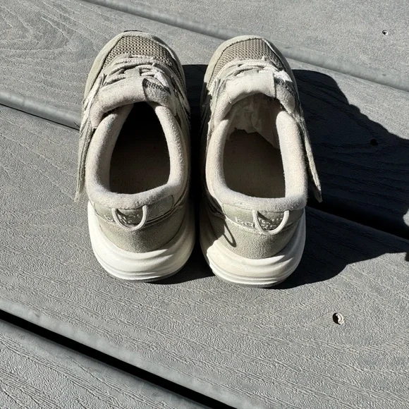 New Balance Kids Sneakers Size 10 Beige Neutral Lace Up Athletic Shoes - Picture 3 of 6
